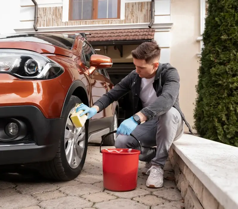 Lavage auto à domicile Saint-Jean-Bonnefonds : professionnel intervenant sur un véhicule
